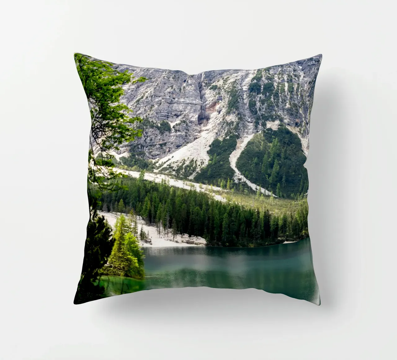 Pragser Wildsee - riflessi di tranquillità cuscino da karijn_landscapes