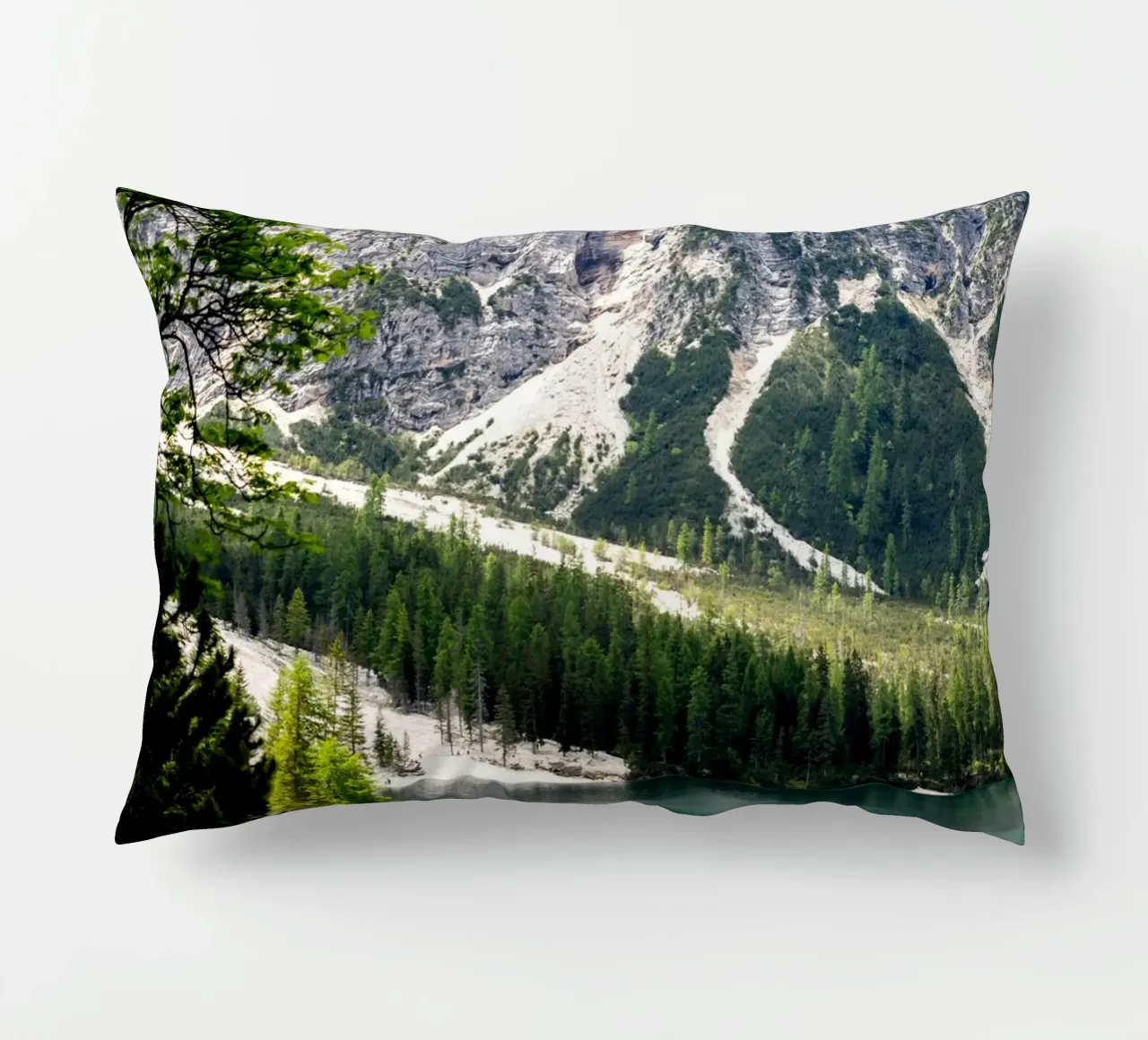 Pragser Wildsee - riflessi di tranquillità cuscino da karijn_landscapes