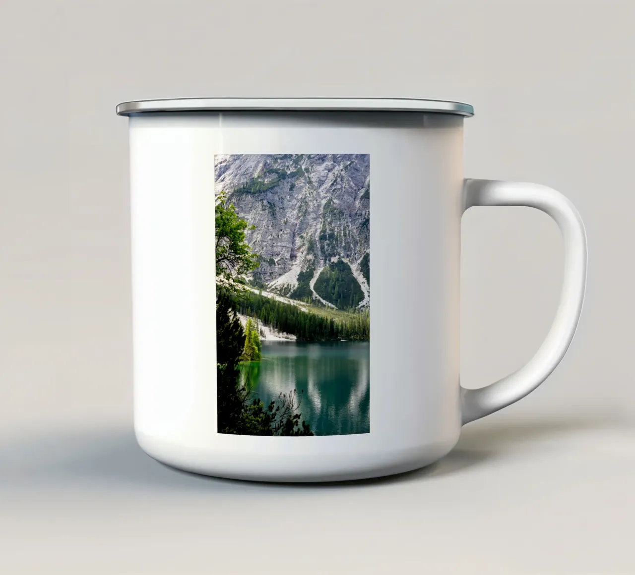 Pragser Wildsee - riflessi di tranquillità tazza in smalto da karijn_landscapes
