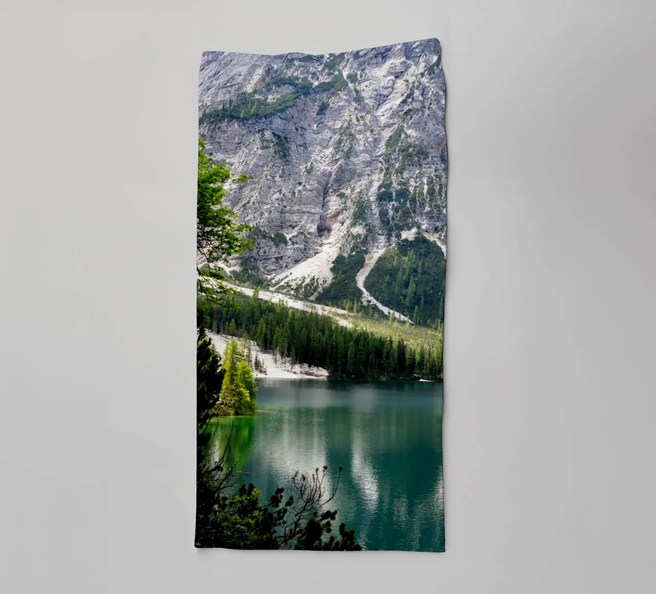 Pragser Wildsee - riflessi di tranquillità asciugamano da bagno da karijn_landscapes
