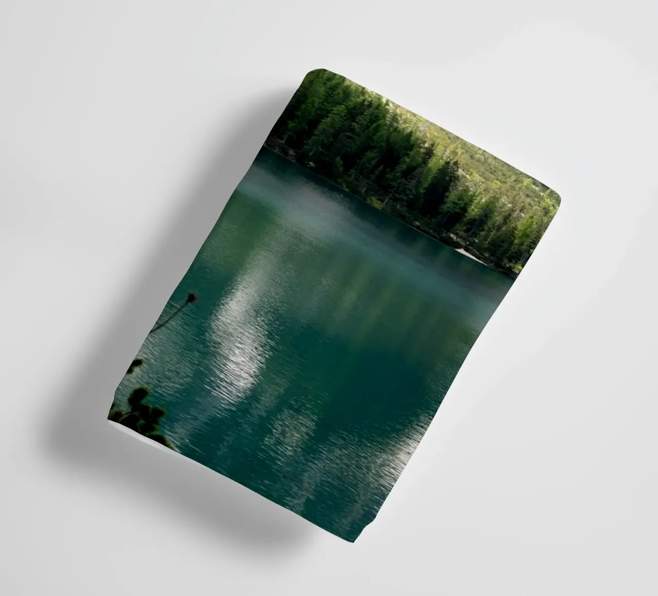 Pragser Wildsee - riflessi di tranquillità asciugamano da bagno da karijn_landscapes