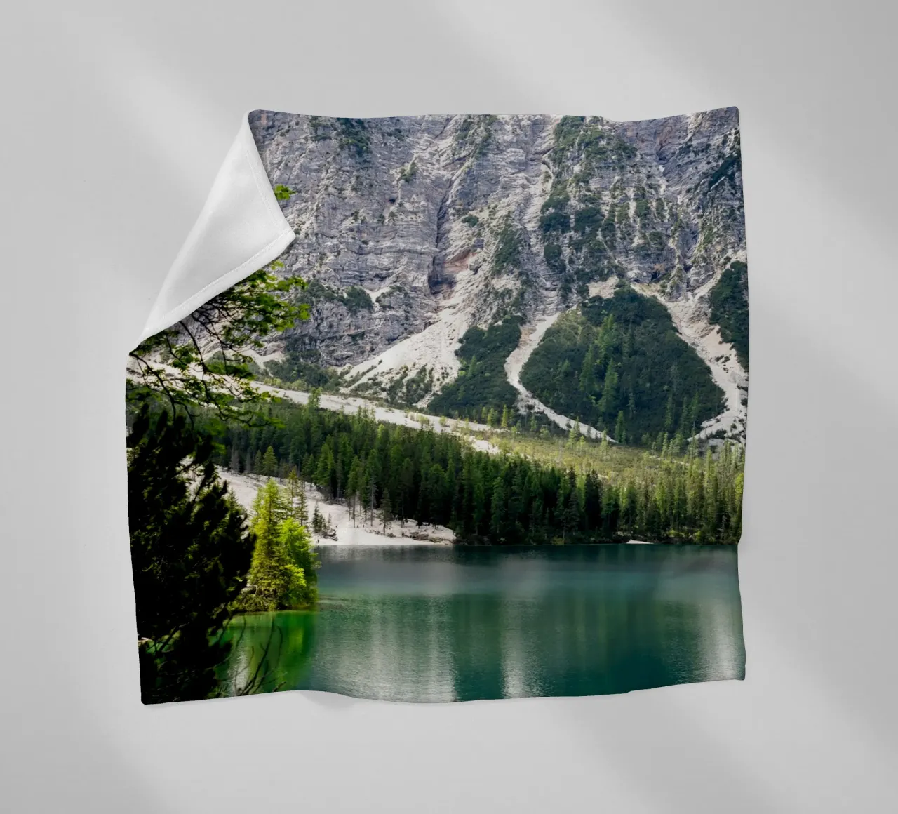 Pragser Wildsee - riflessi di tranquillità coperta in pile da karijn_landscapes