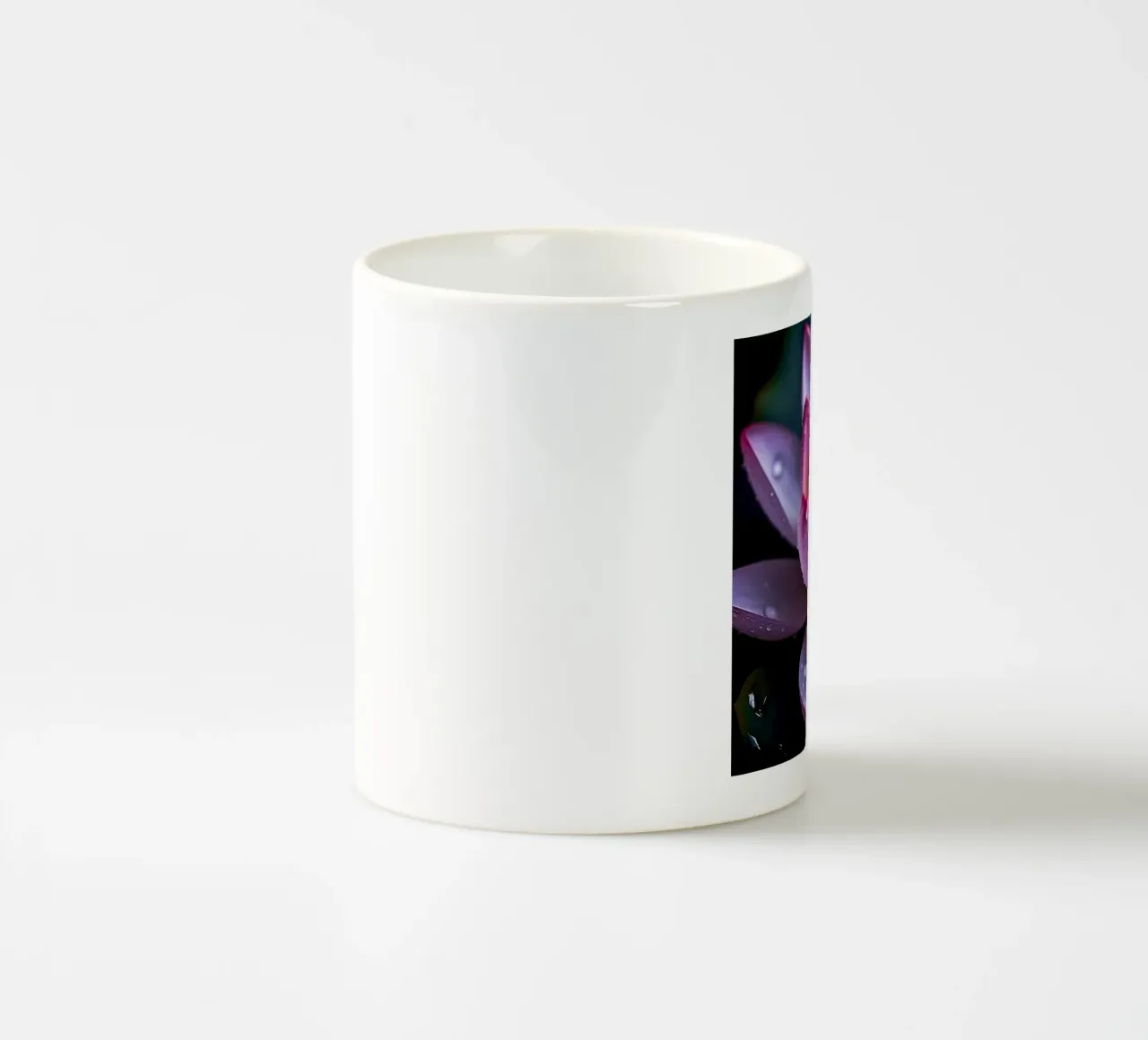 Ninfea in primo piano tazza in ceramica da Bold Blooms