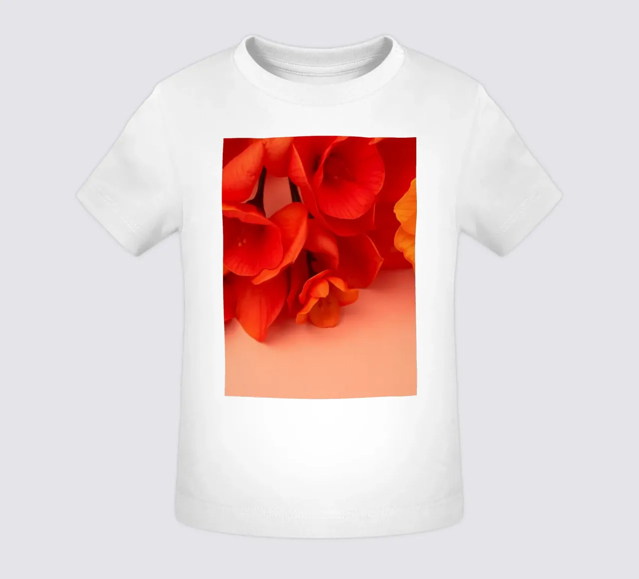 Fiori gialli e arancioni brillanti disposti in modo splendido maglietta neonato da DesignDoodle