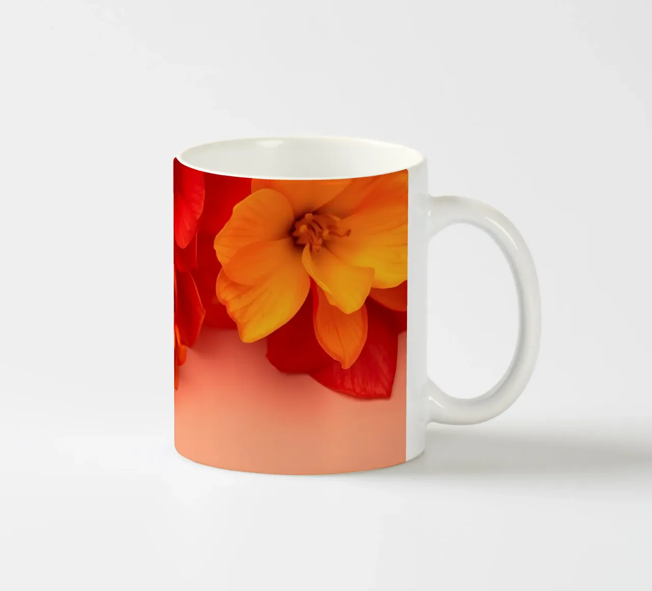 Fiori gialli e arancioni brillanti disposti in modo splendido tazza in ceramica da DesignDoodle