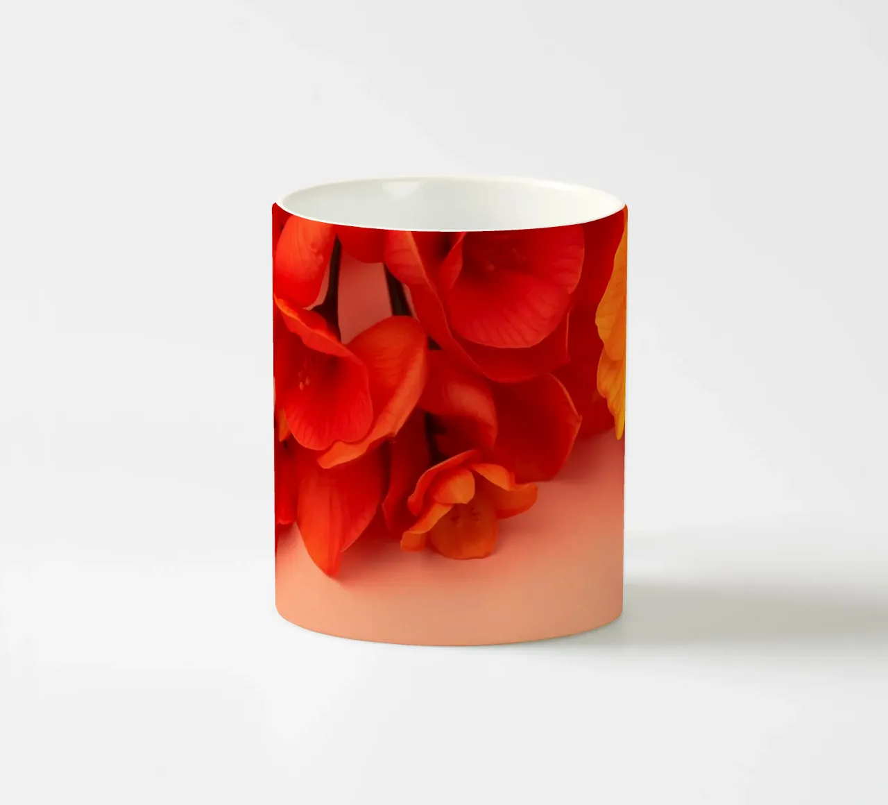 Fiori gialli e arancioni brillanti disposti in modo splendido tazza in ceramica da DesignDoodle