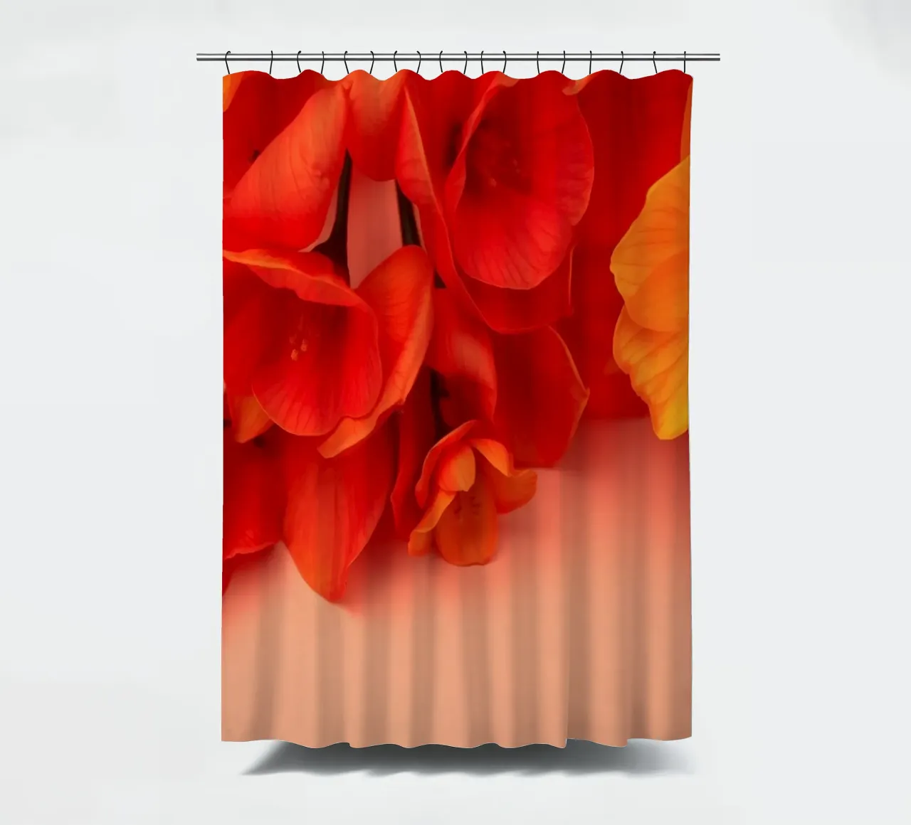 Helderoranje en gele bloesems prachtig gerangschikt douchegordijn van DesignDoodle