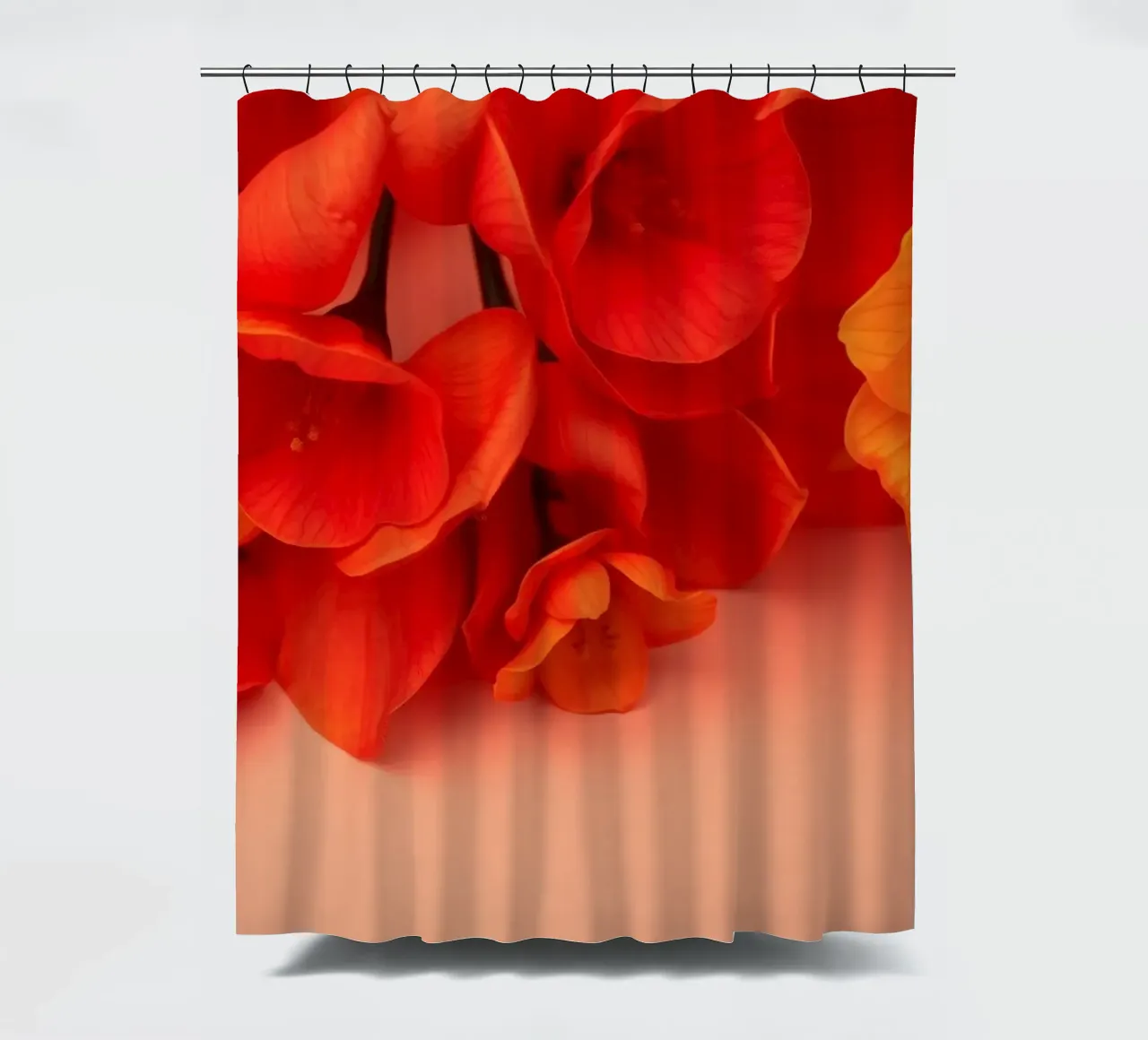 Helderoranje en gele bloesems prachtig gerangschikt douchegordijn van DesignDoodle