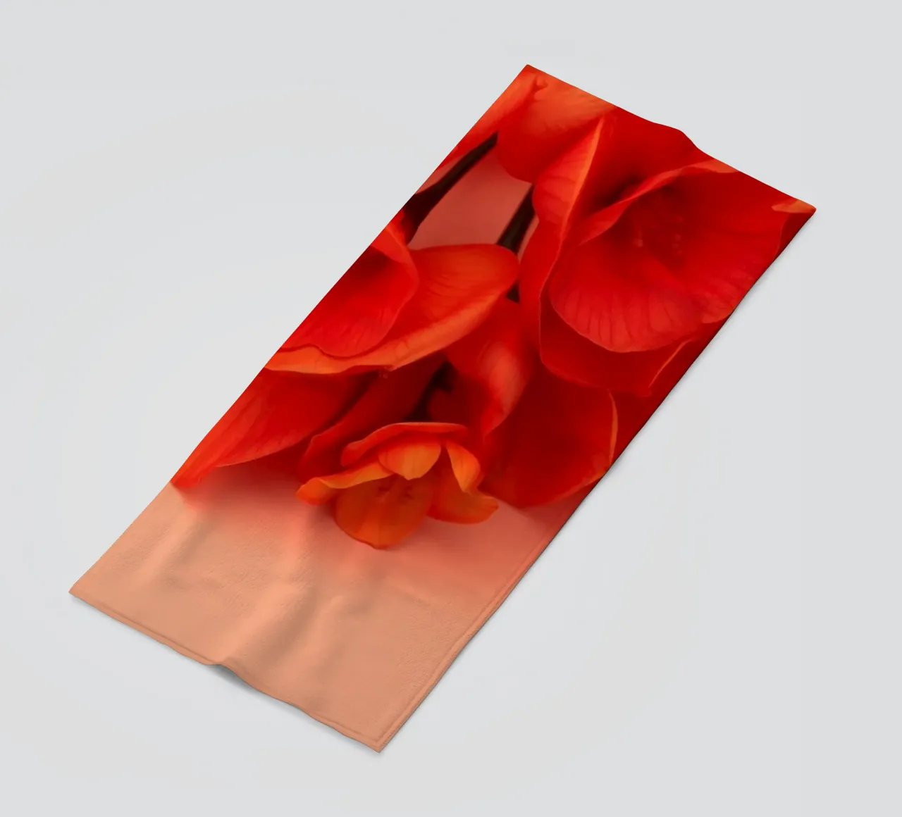 Fiori gialli e arancioni brillanti disposti in modo splendido telo mare da DesignDoodle