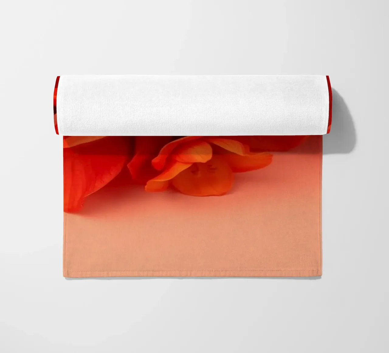 Fiori gialli e arancioni brillanti disposti in modo splendido telo mare da DesignDoodle