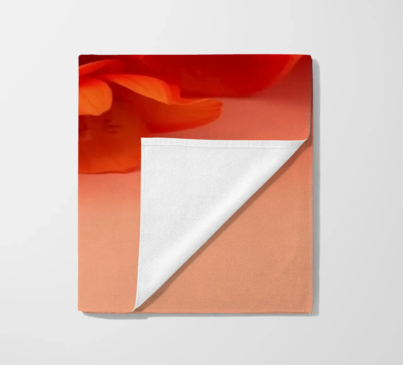 Fiori gialli e arancioni brillanti disposti in modo splendido telo mare da DesignDoodle
