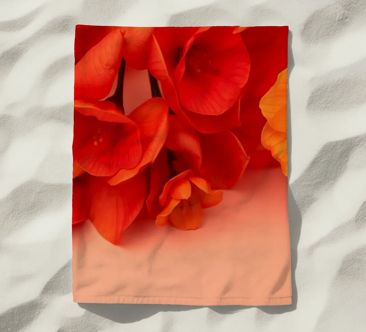 Fiori gialli e arancioni brillanti disposti in modo splendido telo mare da DesignDoodle