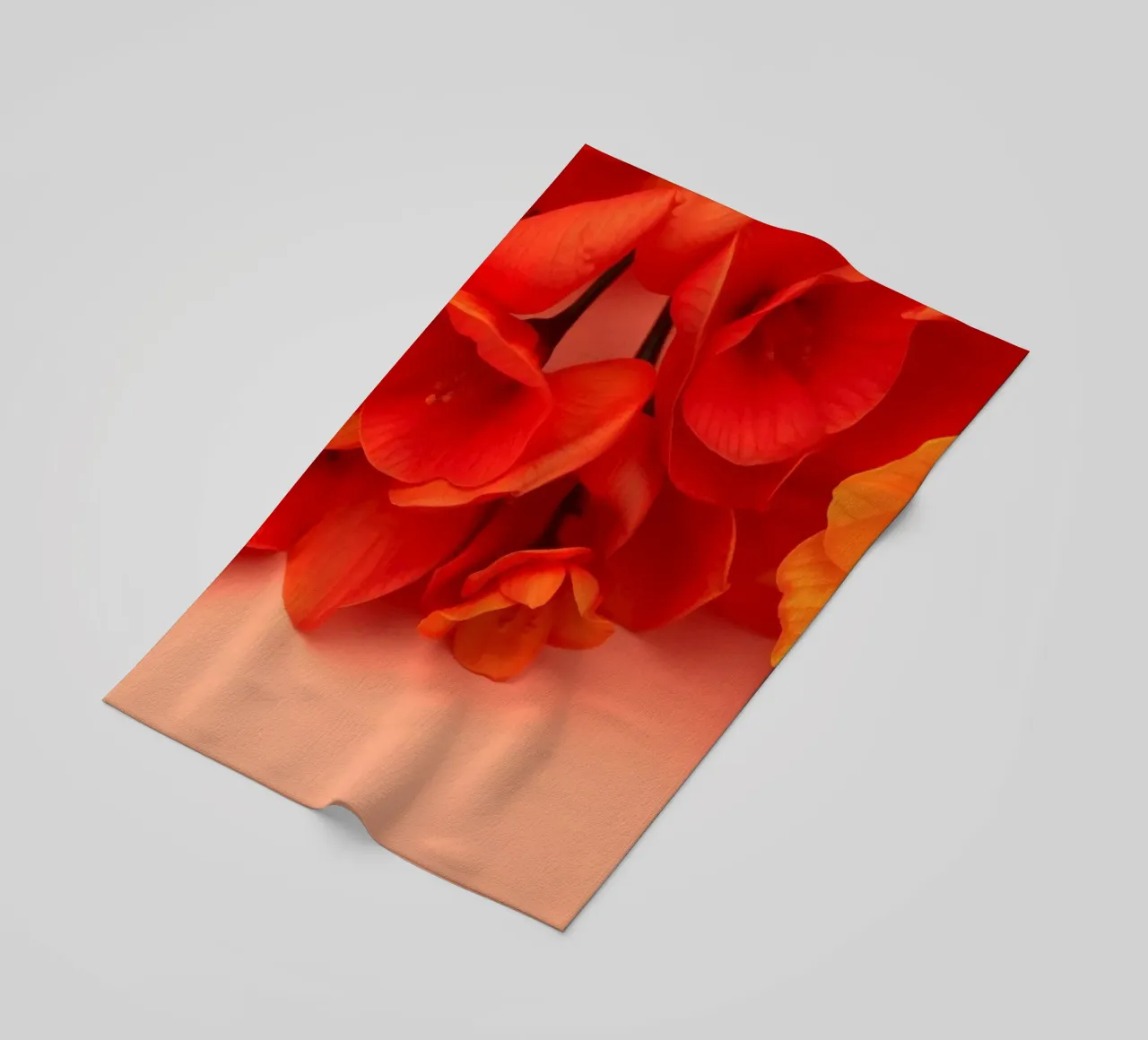 Fiori gialli e arancioni brillanti disposti in modo splendido telo mare da DesignDoodle