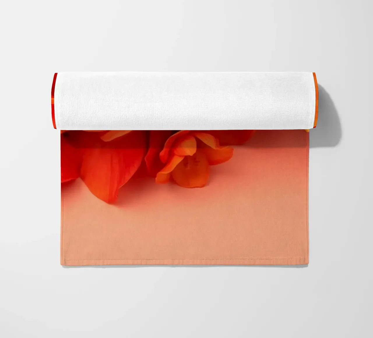 Fiori gialli e arancioni brillanti disposti in modo splendido telo mare da DesignDoodle