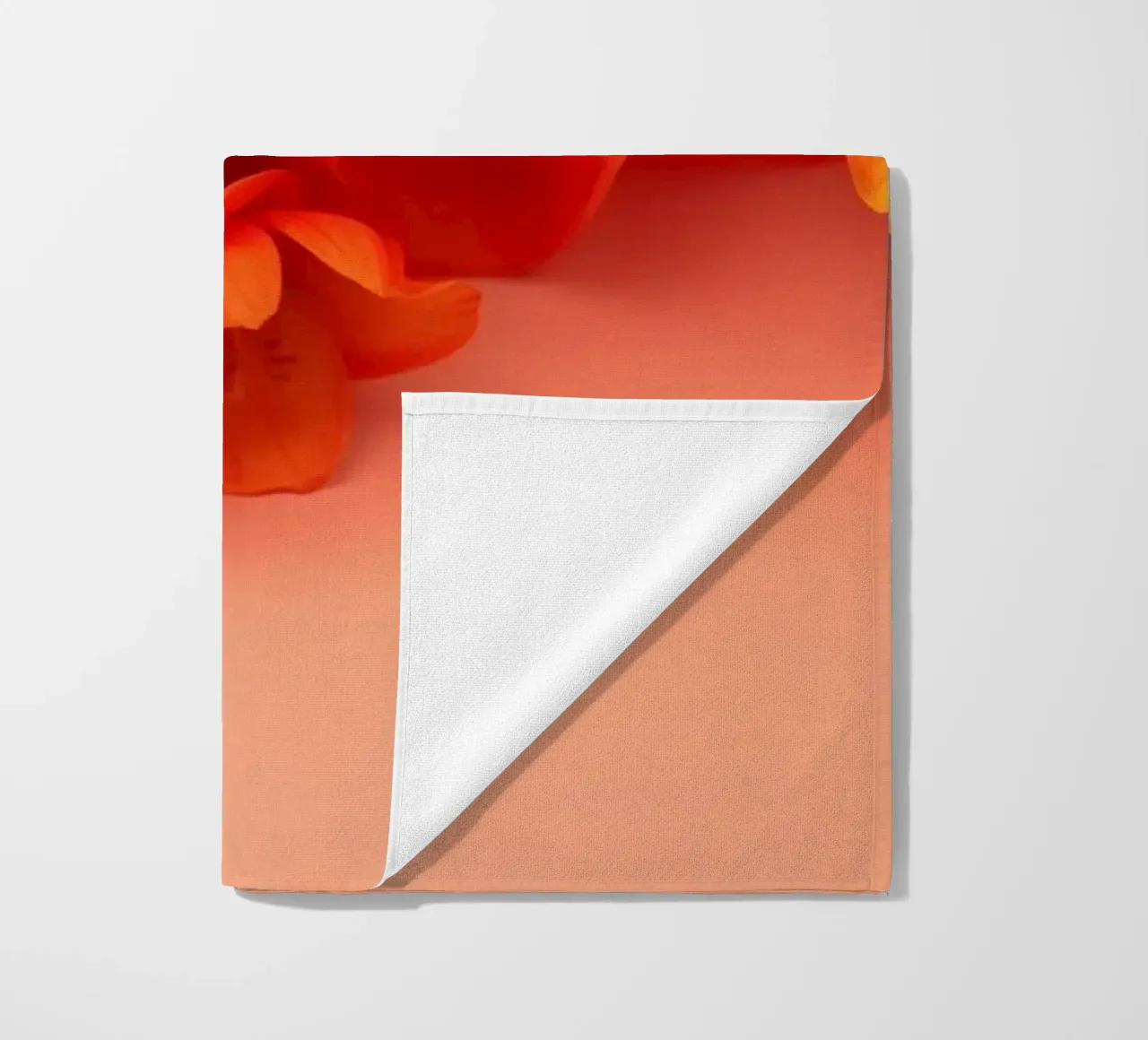 Fiori gialli e arancioni brillanti disposti in modo splendido telo mare da DesignDoodle
