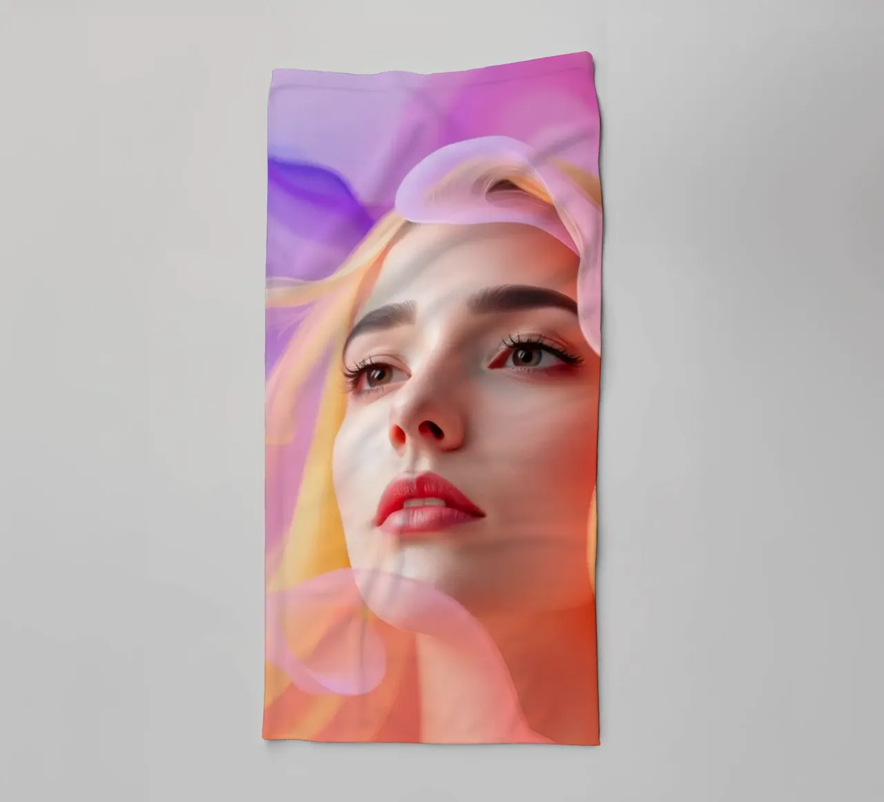 Ritratto astratto e colorato di una donna con capelli fluenti asciugamano da bagno da DesignDoodle