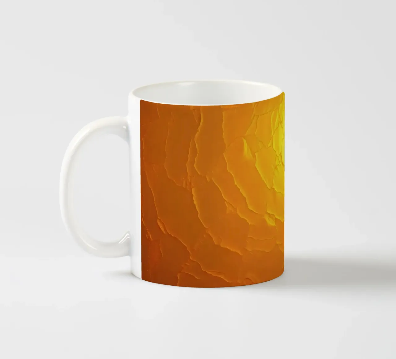 Modello astratto che ricorda un sole caldo con texture stratificate tazza in ceramica da DesignDoodle