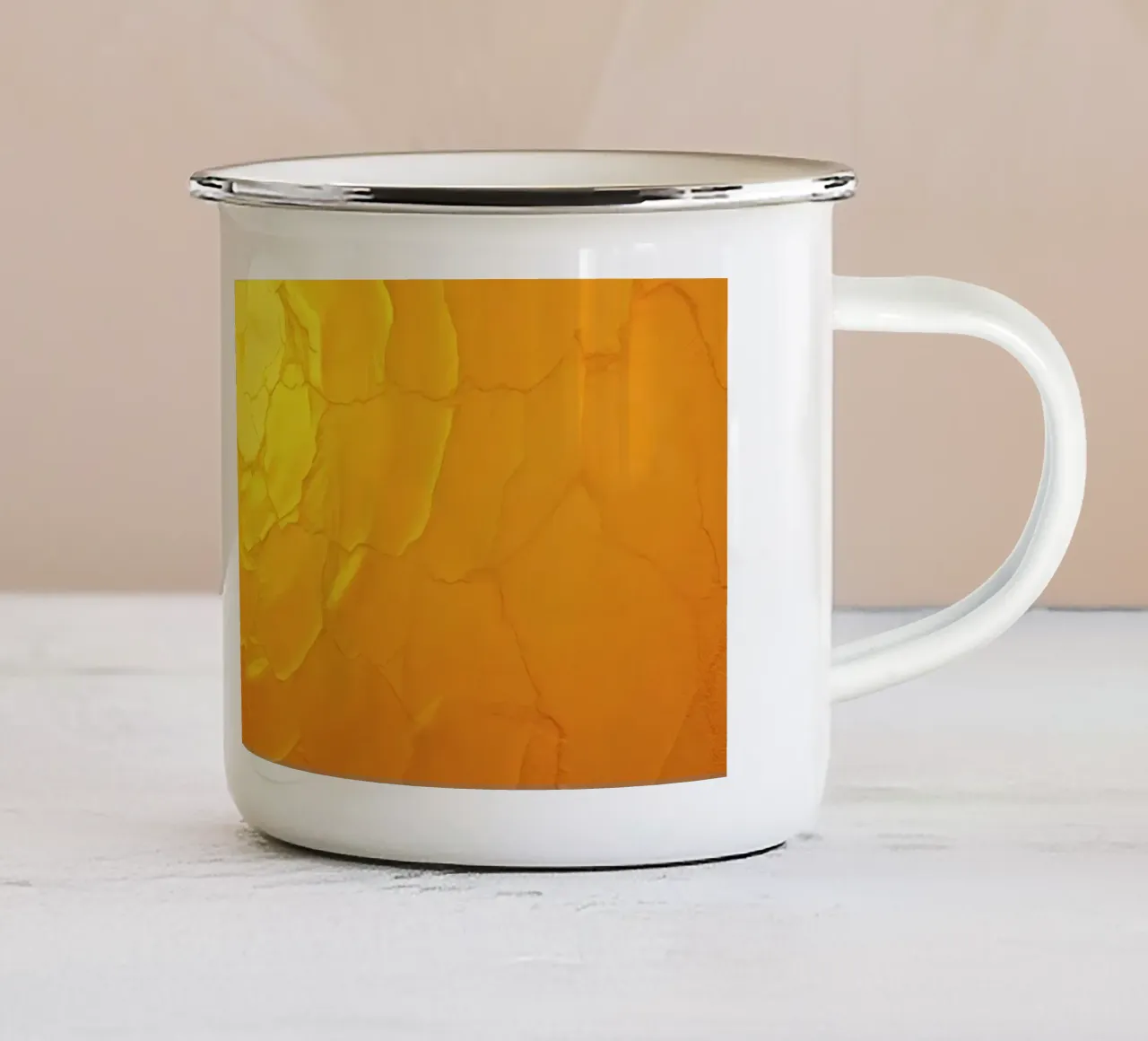 Modello astratto che ricorda un sole caldo con texture stratificate tazza in smalto da DesignDoodle