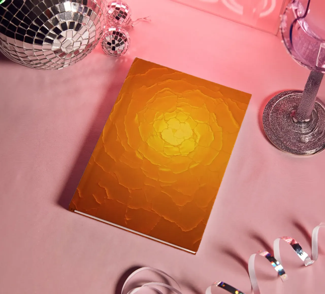 Abstraktes Muster, das einer warmen Sonne mit geschichteten Texturen ähnelt Notizbuch von DesignDoodle