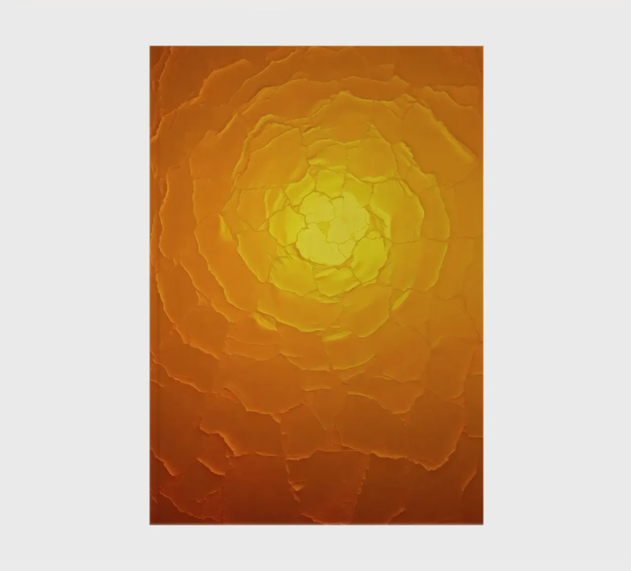 Abstraktes Muster, das einer warmen Sonne mit geschichteten Texturen ähnelt Notizbuch von DesignDoodle