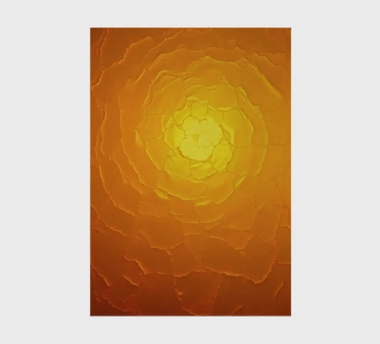 Abstraktes Muster, das einer warmen Sonne mit geschichteten Texturen ähnelt Notizbuch von DesignDoodle