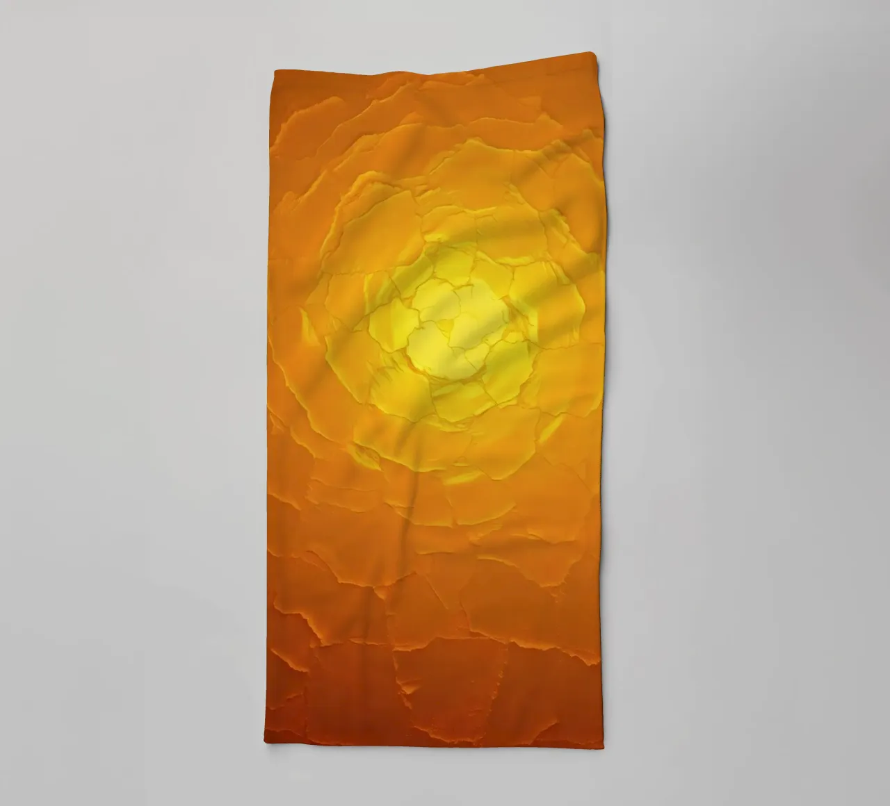 Modello astratto che ricorda un sole caldo con texture stratificate asciugamano da bagno da DesignDoodle