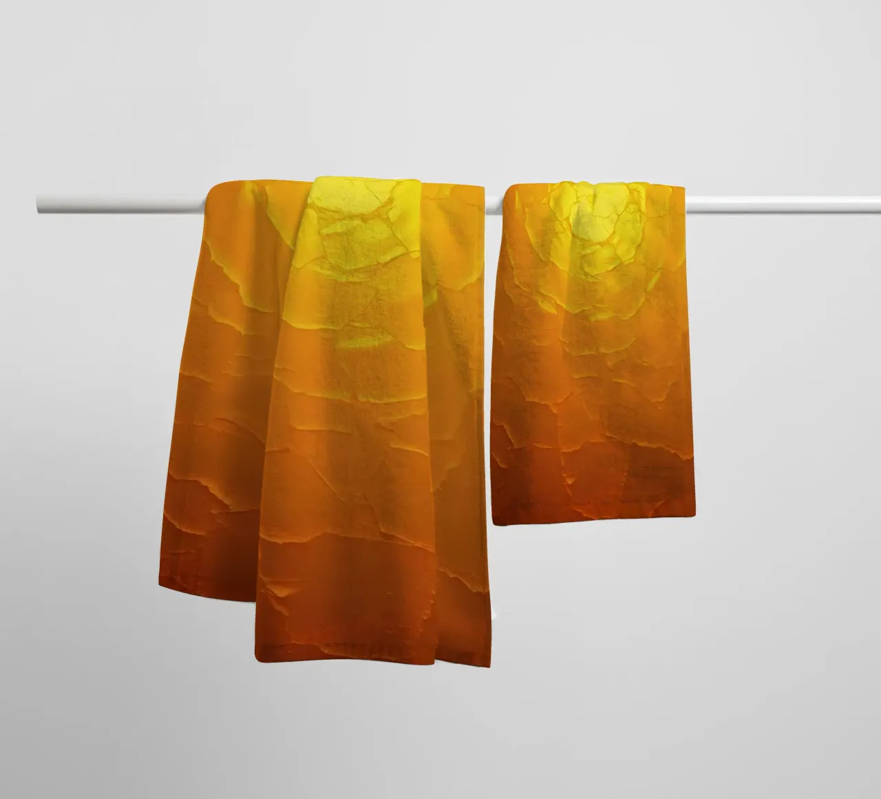 Modello astratto che ricorda un sole caldo con texture stratificate asciugamano da bagno da DesignDoodle