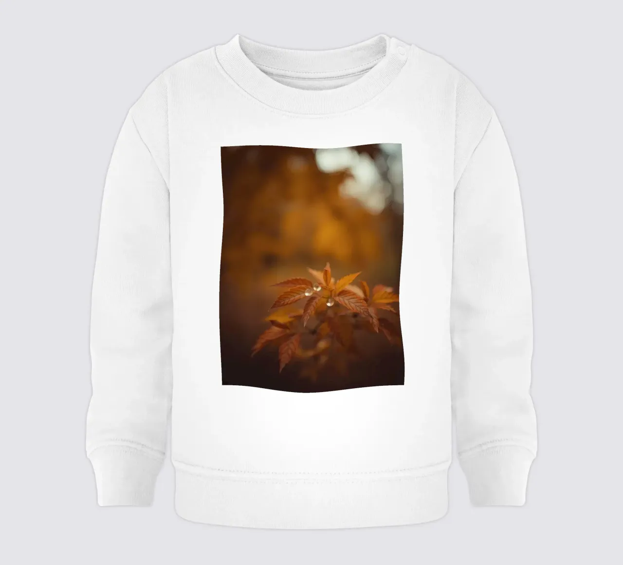Le foglie autunnali scintillano con le gocce di pioggia in una foresta serena felpa neonato da DesignDoodle