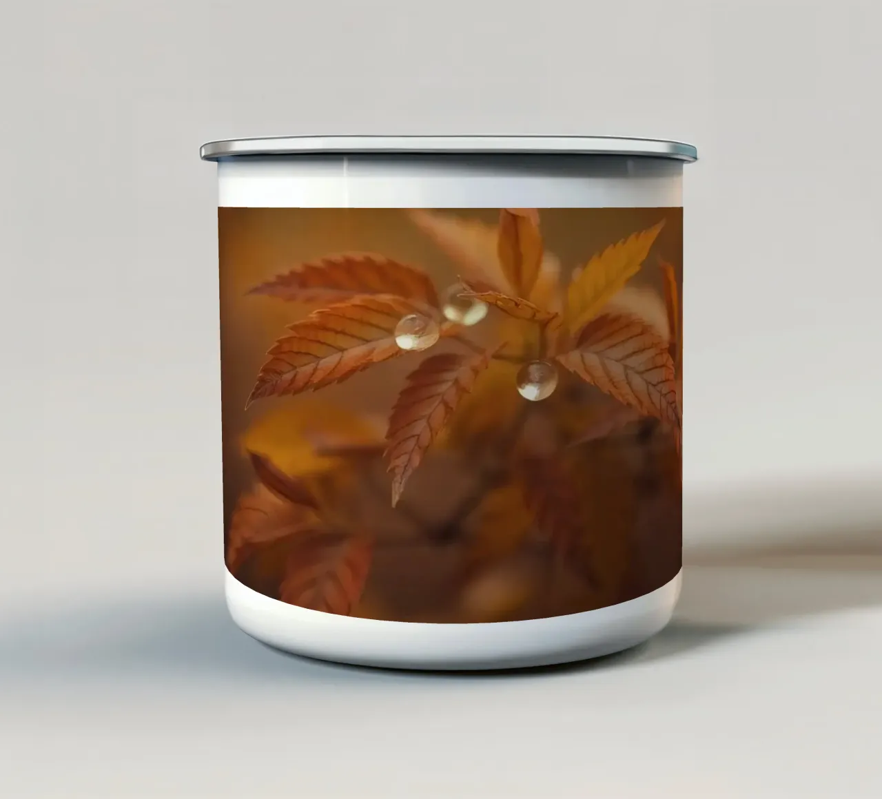 Le foglie autunnali scintillano con le gocce di pioggia in una foresta serena tazza in smalto da DesignDoodle
