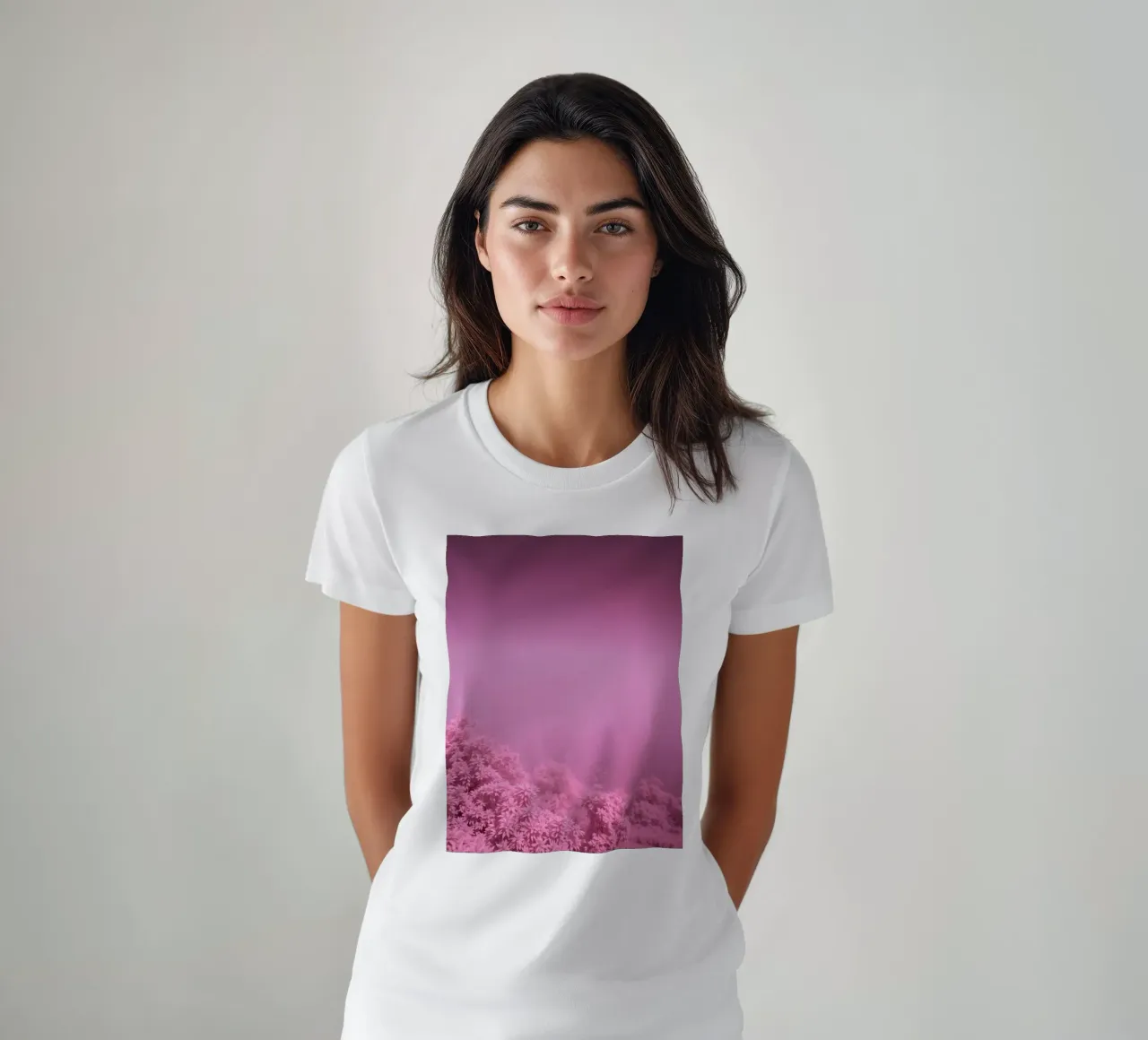 rosafarbene Landschaft mit üppigem Laub bei gedämpftem Licht T-Shirt von DesignDoodle
