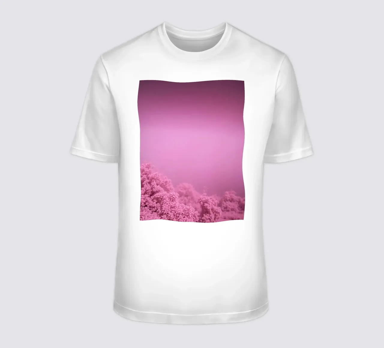 rosafarbene Landschaft mit üppigem Laub bei gedämpftem Licht T-Shirt von DesignDoodle