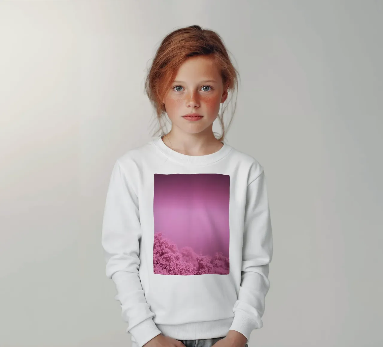 paesaggio rosa con fogliame lussureggiante e illuminazione soffusa felpa bambino da DesignDoodle
