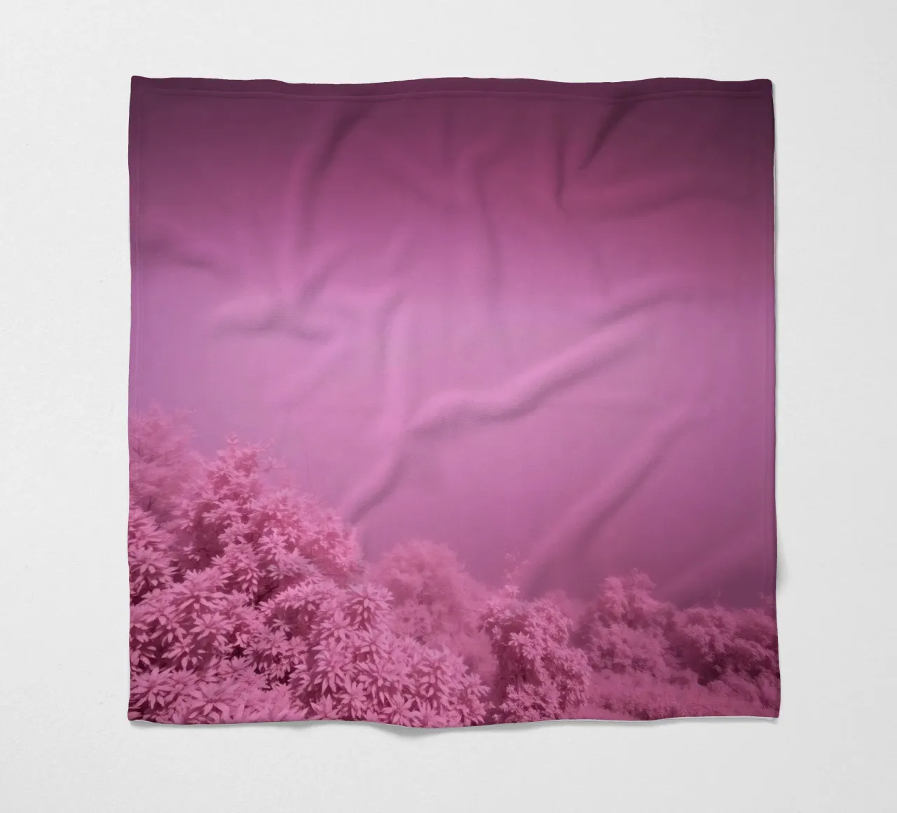 rosafarbene Landschaft mit üppigem Laub bei gedämpftem Licht Fleecedecke von DesignDoodle