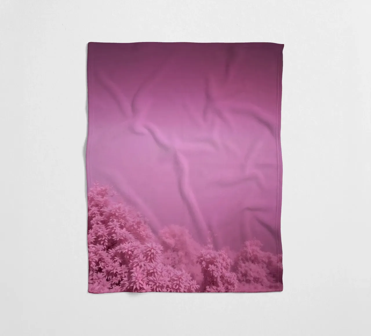 rosafarbene Landschaft mit üppigem Laub bei gedämpftem Licht Fleecedecke von DesignDoodle