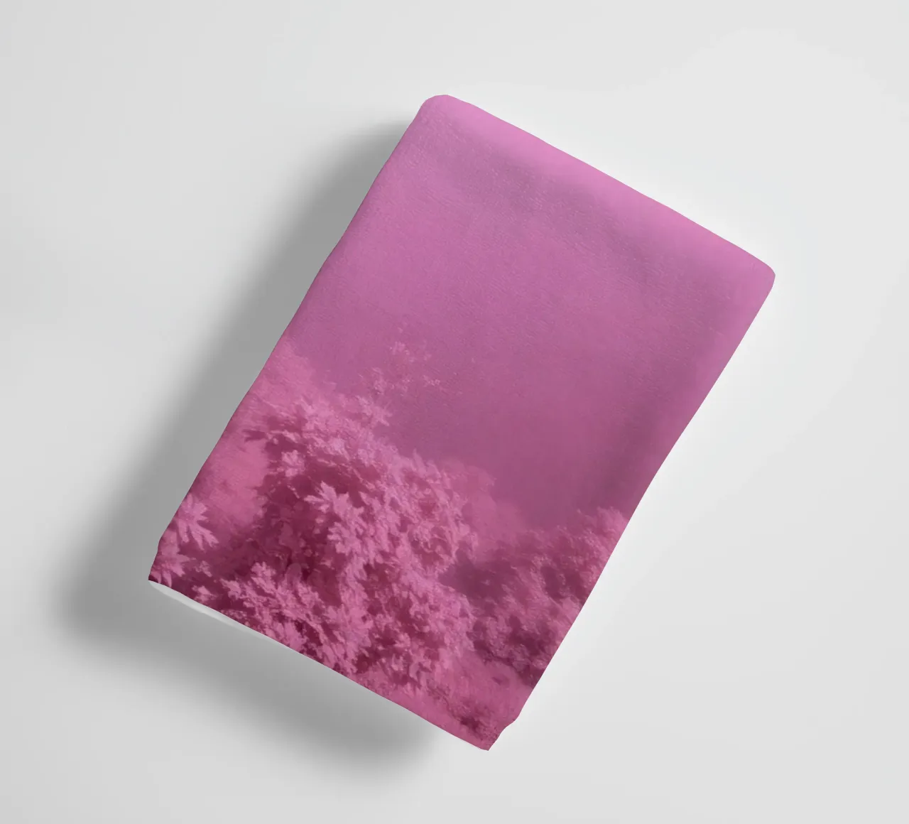 rosafarbene Landschaft mit üppigem Laub bei gedämpftem Licht Handtuch von DesignDoodle