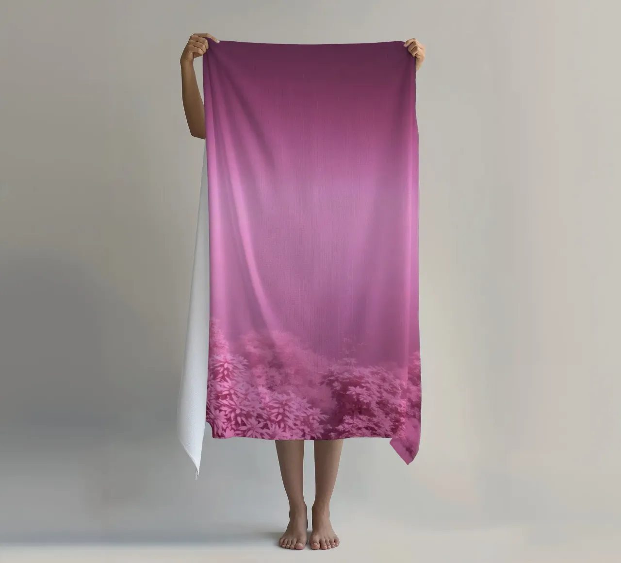 paesaggio rosa con fogliame lussureggiante e illuminazione soffusa telo mare da DesignDoodle