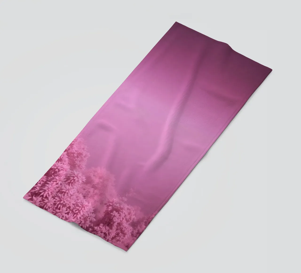 paesaggio rosa con fogliame lussureggiante e illuminazione soffusa telo mare da DesignDoodle