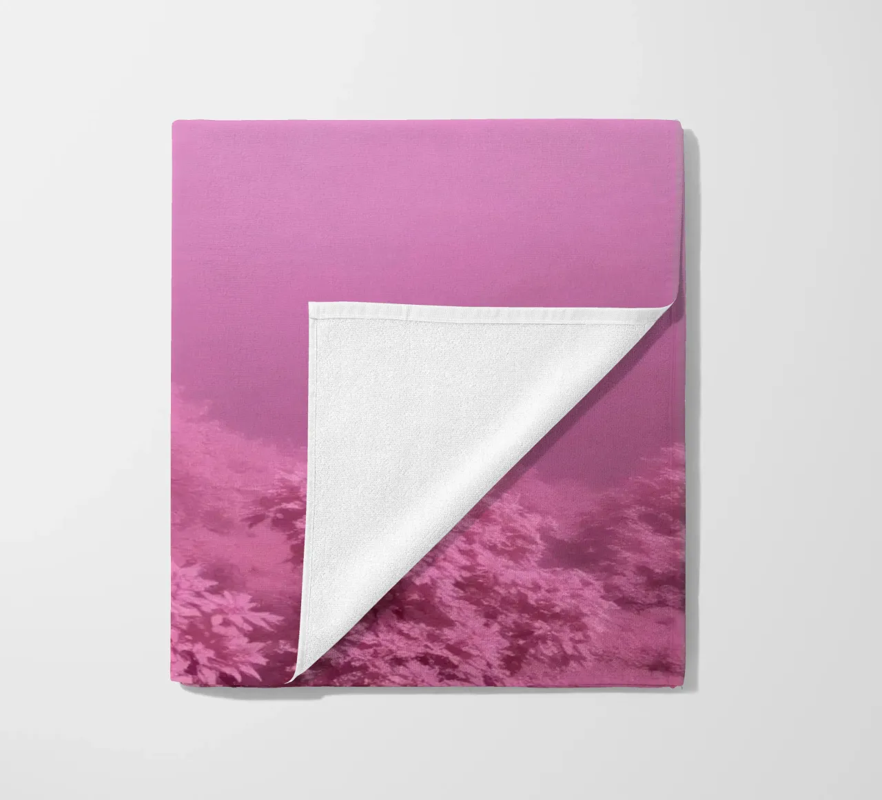 paesaggio rosa con fogliame lussureggiante e illuminazione soffusa telo mare da DesignDoodle