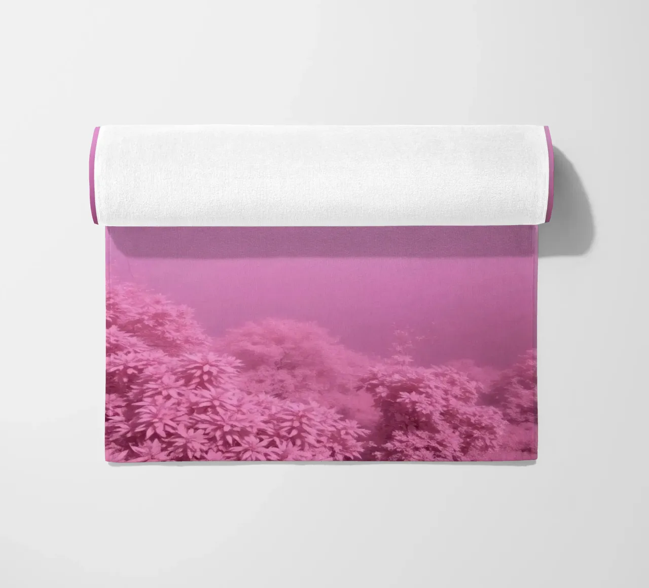 paesaggio rosa con fogliame lussureggiante e illuminazione soffusa telo mare da DesignDoodle