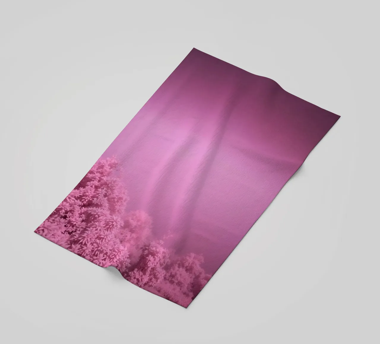 paesaggio rosa con fogliame lussureggiante e illuminazione soffusa telo mare da DesignDoodle