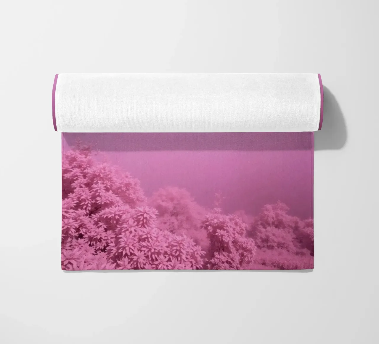 paesaggio rosa con fogliame lussureggiante e illuminazione soffusa telo mare da DesignDoodle