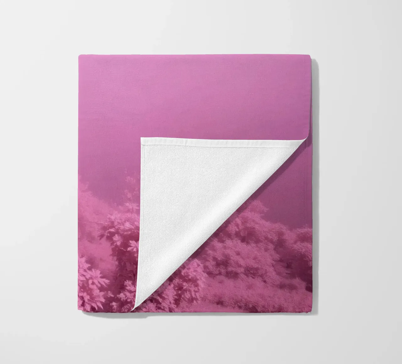 paesaggio rosa con fogliame lussureggiante e illuminazione soffusa telo mare da DesignDoodle
