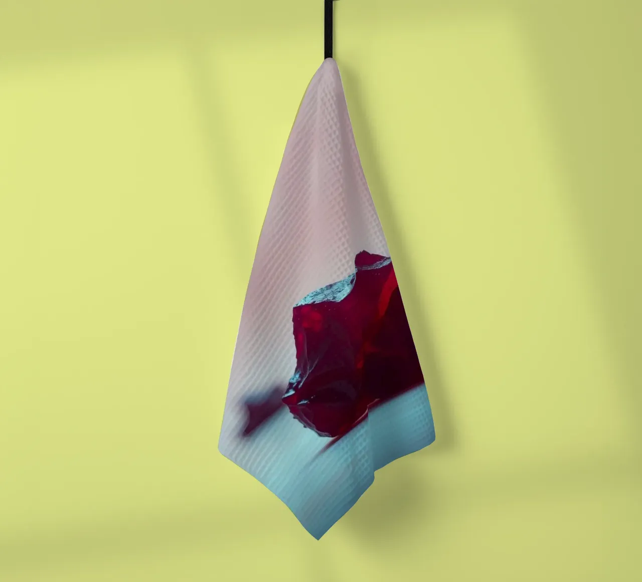 Cubes de gélatine rouge vif dispersés sur une surface molle torchon de DesignDoodle