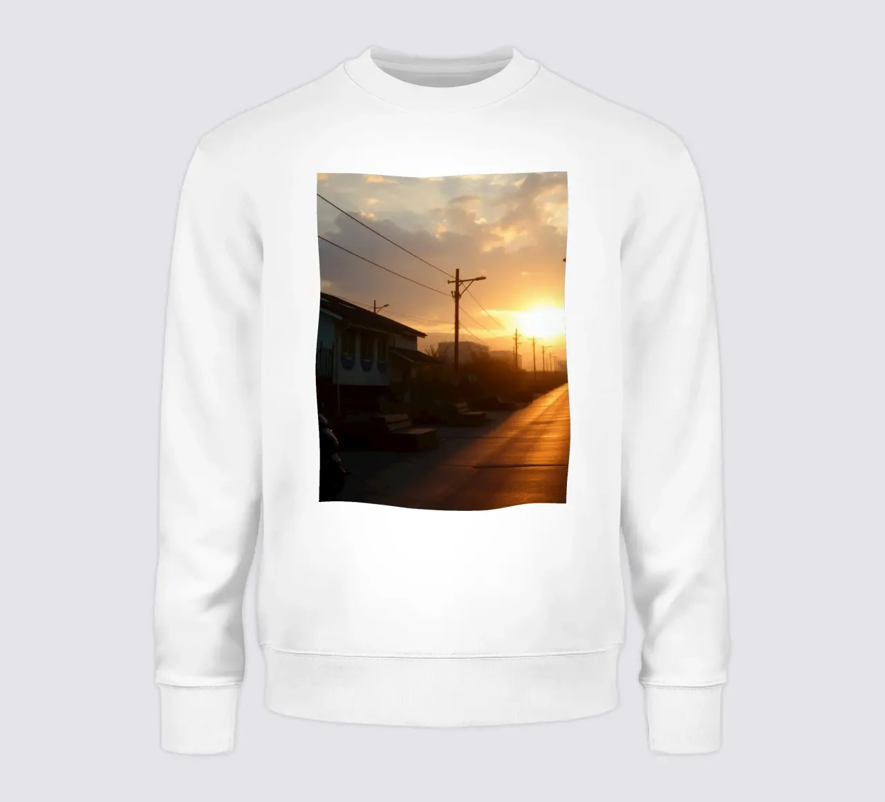 Il tramonto proietta un bagliore dorato su una strada tranquilla, costeggiata da un'ampia fascia di traffico. felpa da DesignDoodle