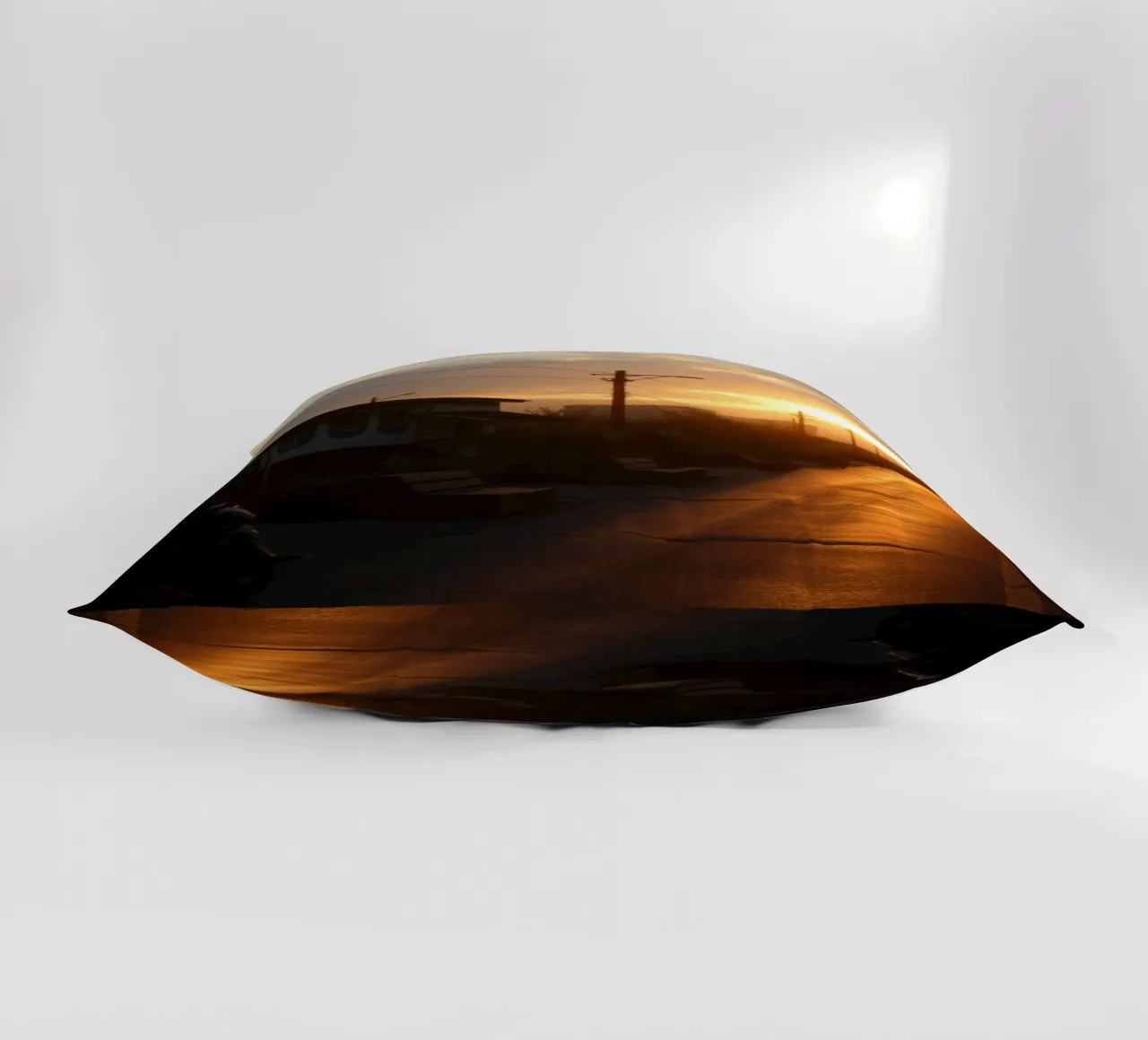 Il tramonto proietta un bagliore dorato su una strada tranquilla, costeggiata da un'ampia fascia di traffico. cuscino da DesignDoodle