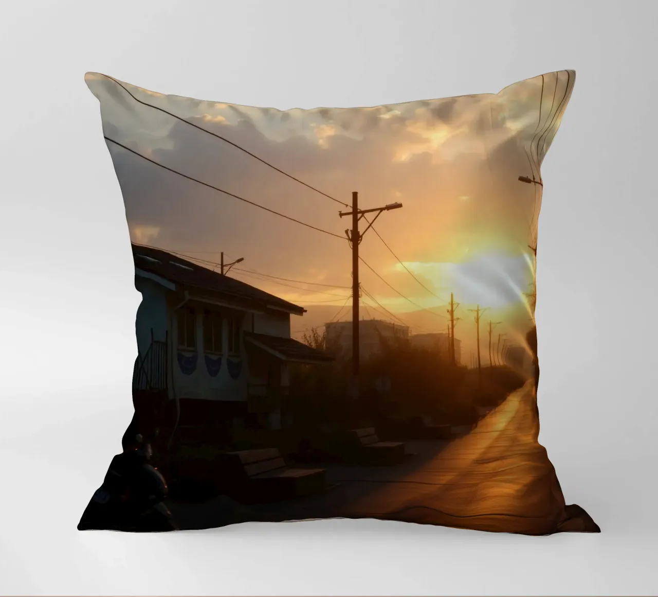 Il tramonto proietta un bagliore dorato su una strada tranquilla, costeggiata da un'ampia fascia di traffico. cuscino da DesignDoodle