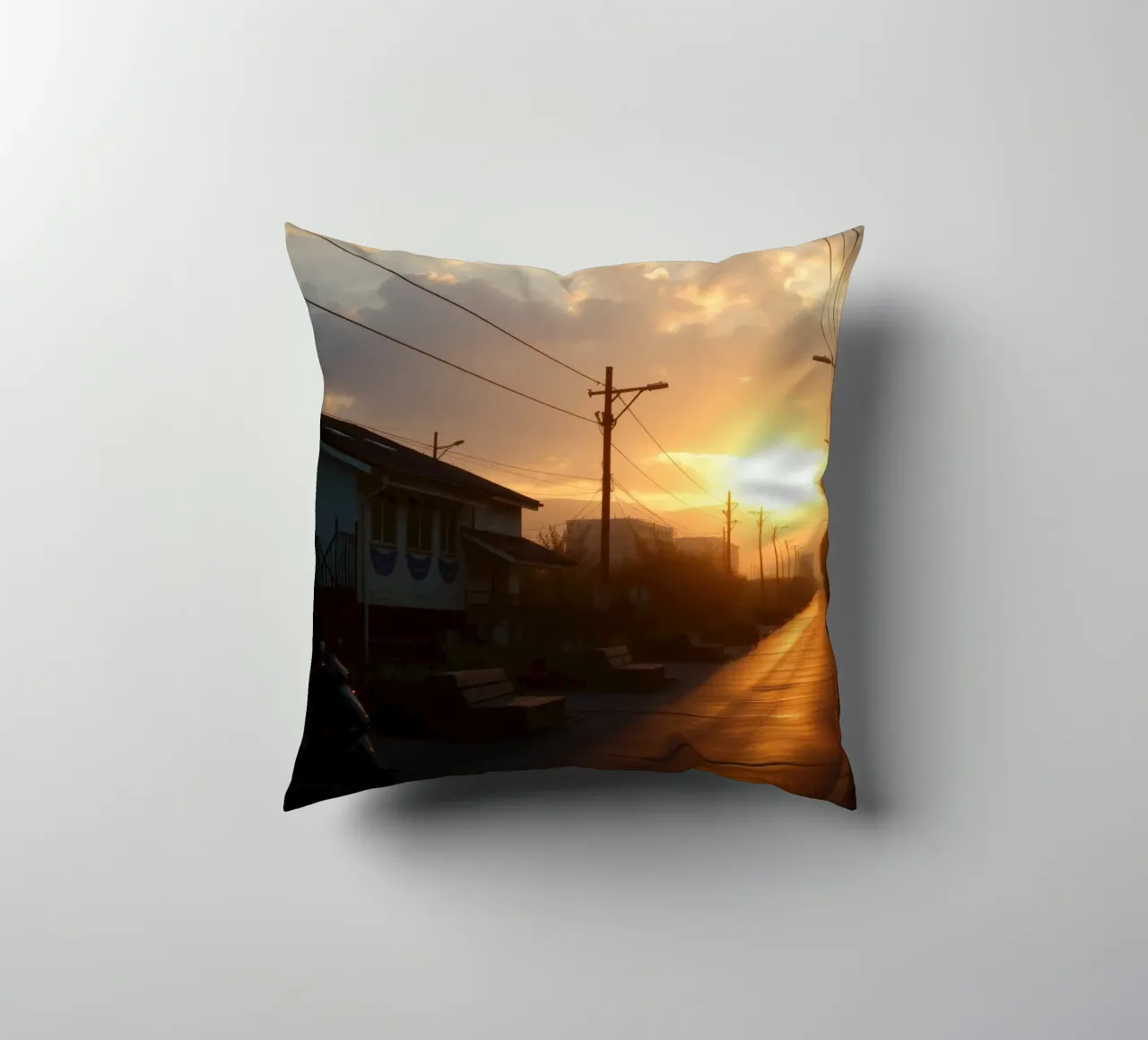 Il tramonto proietta un bagliore dorato su una strada tranquilla, costeggiata da un'ampia fascia di traffico. cuscino da DesignDoodle