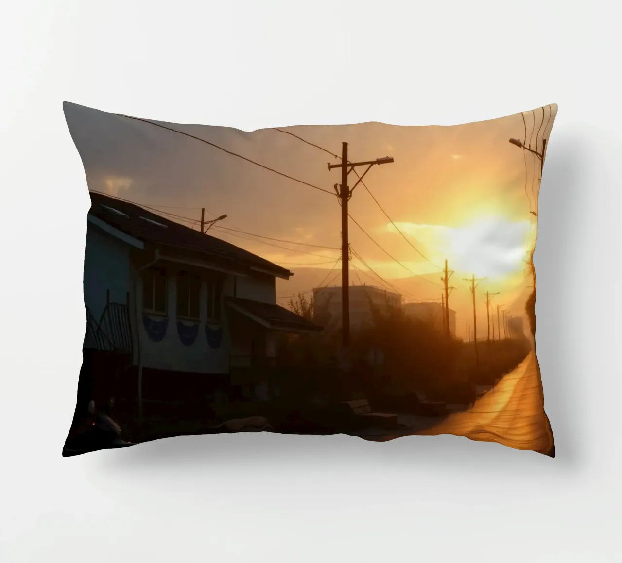 Il tramonto proietta un bagliore dorato su una strada tranquilla, costeggiata da un'ampia fascia di traffico. cuscino da DesignDoodle