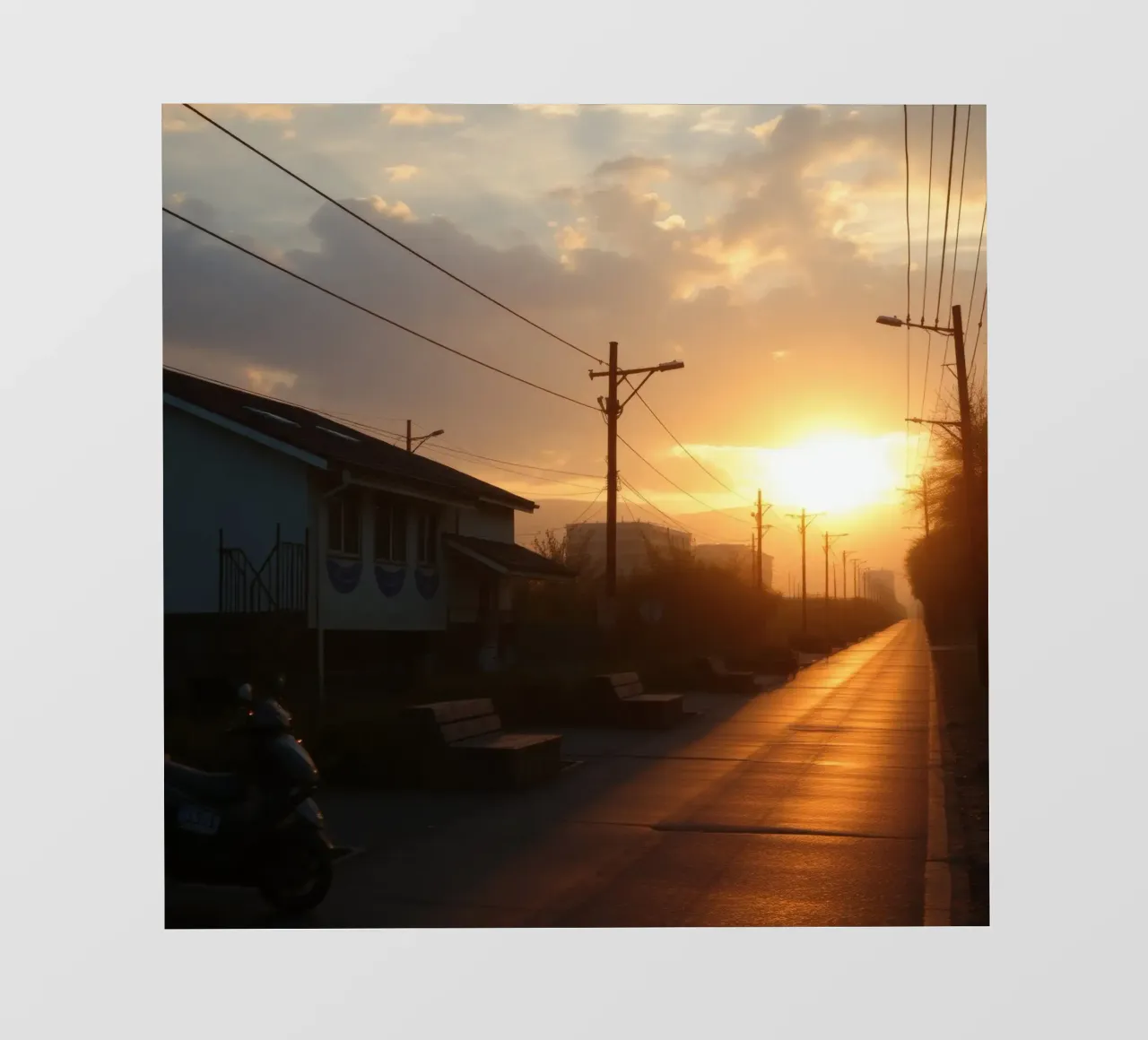 Il tramonto proietta un bagliore dorato su una strada tranquilla, costeggiata da un'ampia fascia di traffico. telo in pvc da DesignDoodle