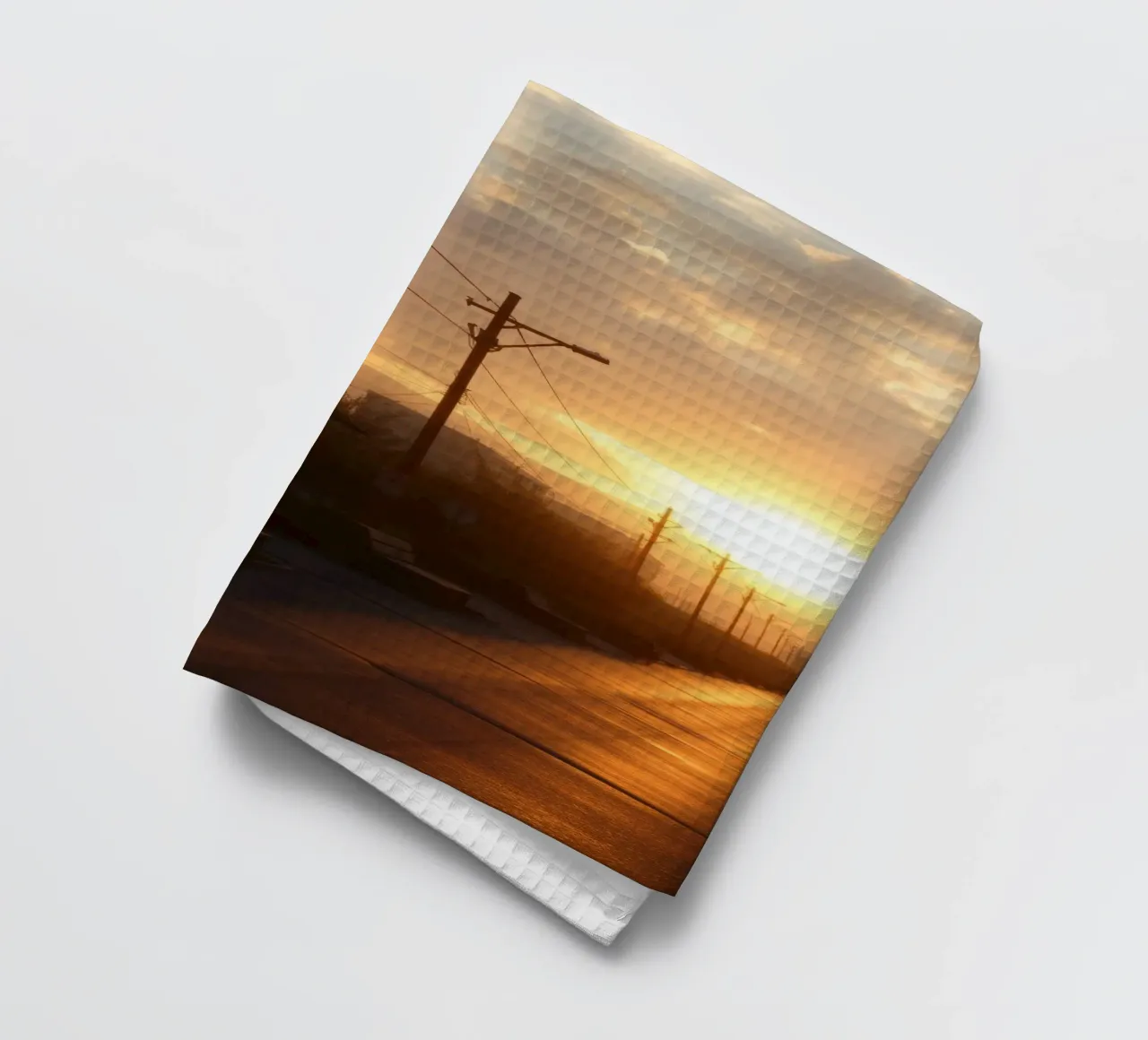 Il tramonto proietta un bagliore dorato su una strada tranquilla, costeggiata da un'ampia fascia di traffico. canovaccio da cucina da DesignDoodle